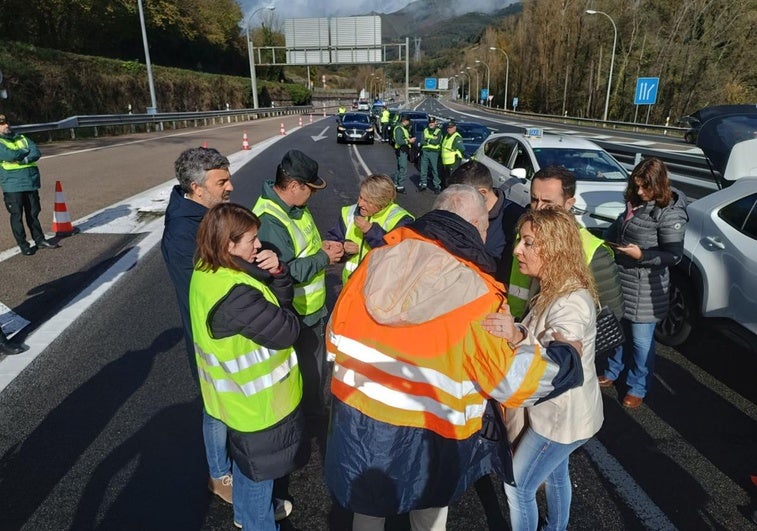 Adriana Lastra y Alejandro Calvo en la autopista del Huerna, cortada por el argayo.