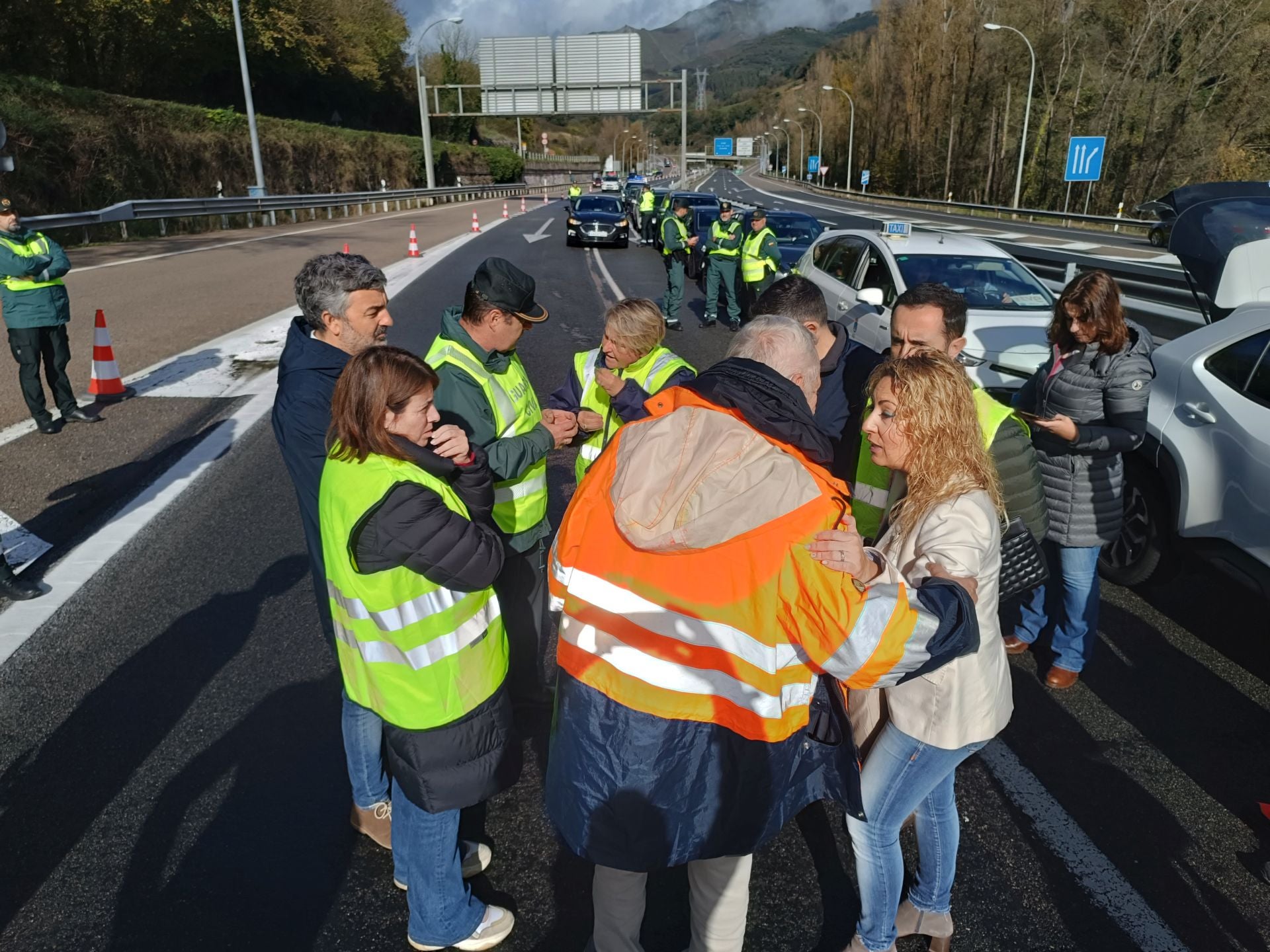 Así es el argayo que corta la autopista del Huerna