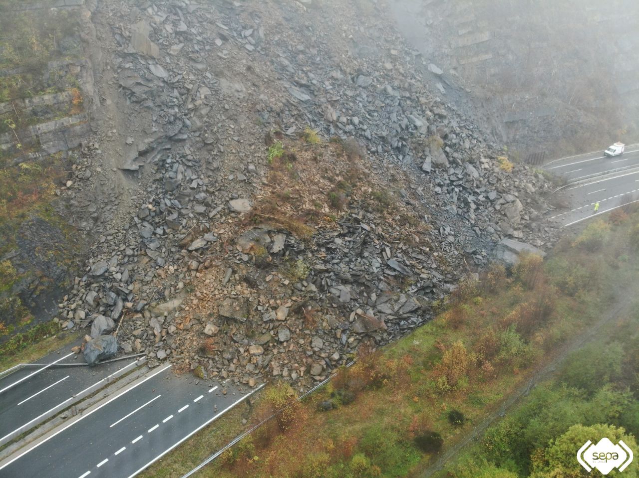 Así es el argayo que corta la autopista del Huerna