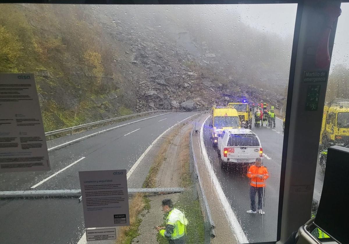 Imagen del argayo desde un autobús afectado en la autopista del Huerna.