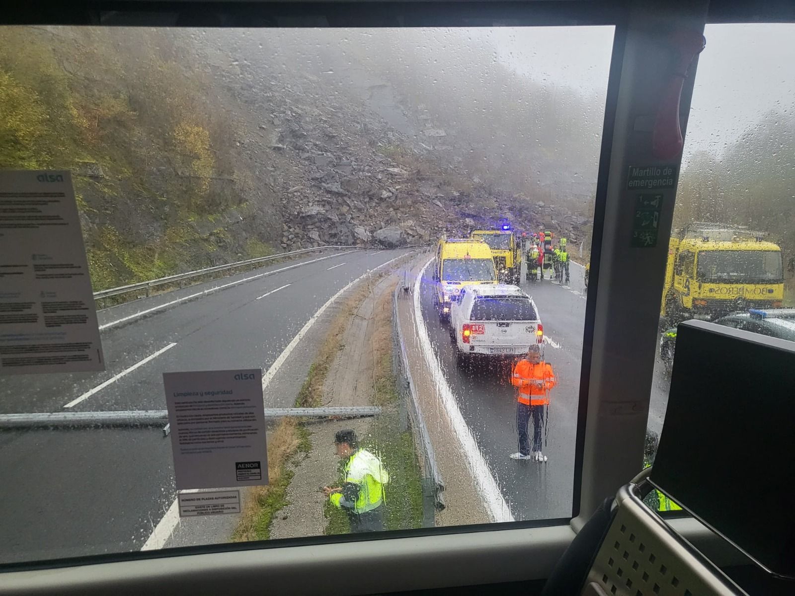 Así es el argayo que corta la autopista del Huerna