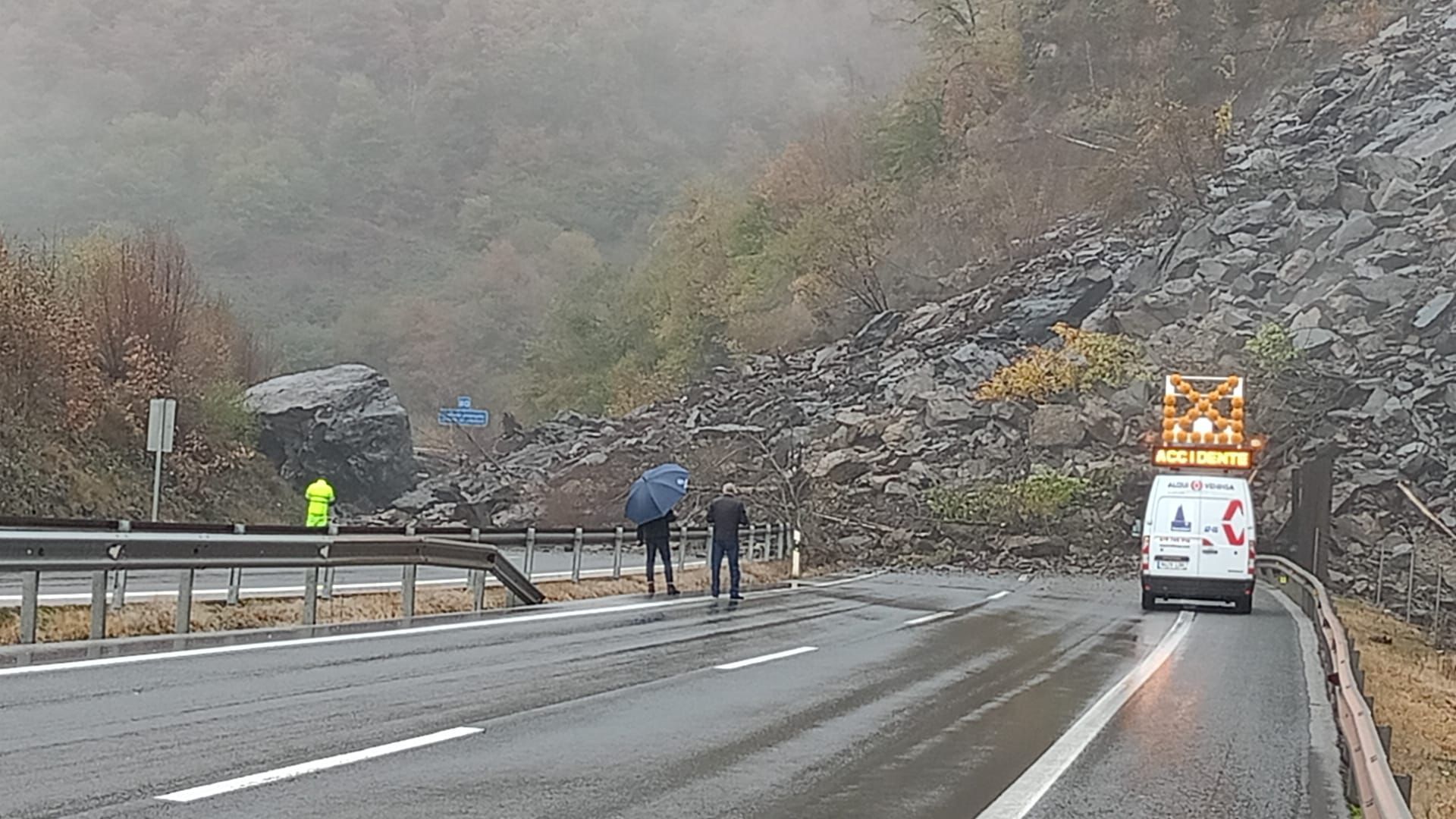 Así es el argayo que corta la autopista del Huerna