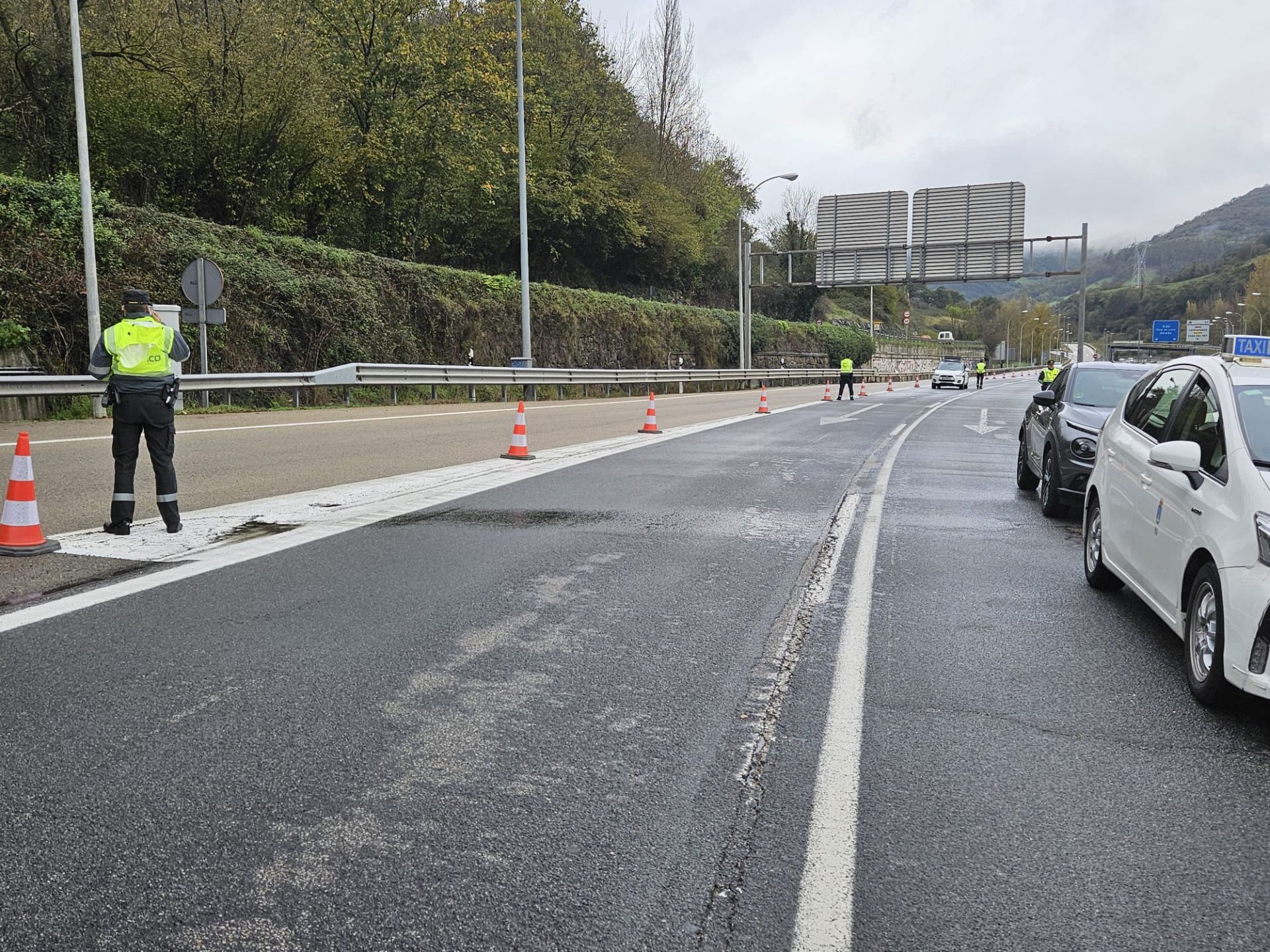 Así es el argayo que corta la autopista del Huerna