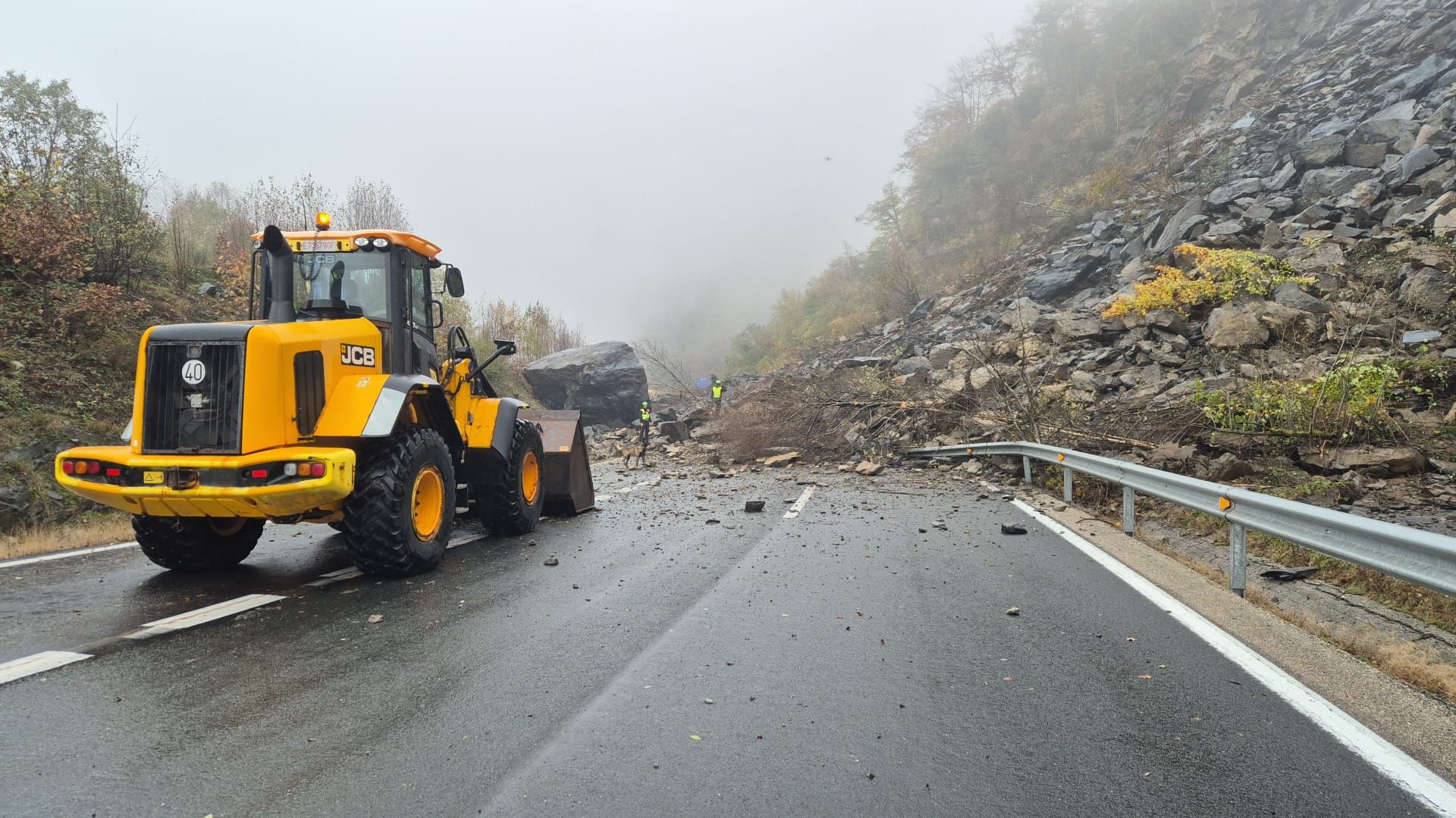 Así es el argayo que corta la autopista del Huerna