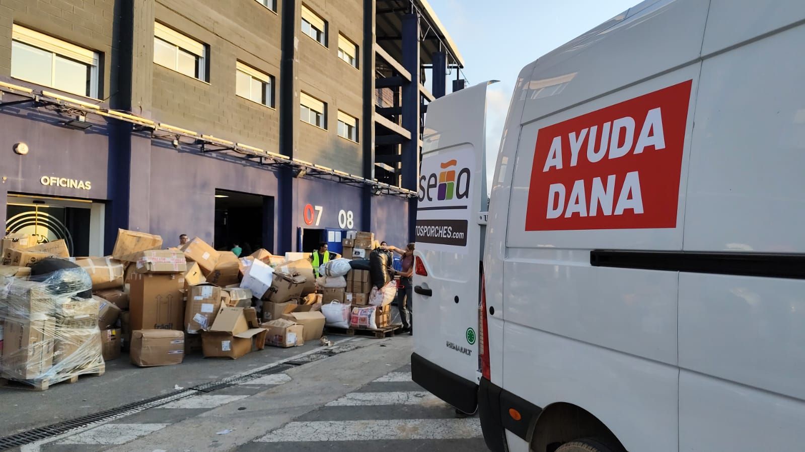 A través de la periodista Patricia Pérez, que se unió al convoy solidario fletado por ocho trabajadores de la empresa gijonesa Diseña Soluciones, EL COMERCIO conoció de primera mano la desolación en laque vive Valencia tras las inundaciones del pasado 29 de octubre. Repartieron cuatro toneladas de ayuda en medio de un panorama desolador que les ha dejado un poso de «impotencia y tristeza» ante las infinitas necesidades de los damnificados y las muchas carencias logísticas. 