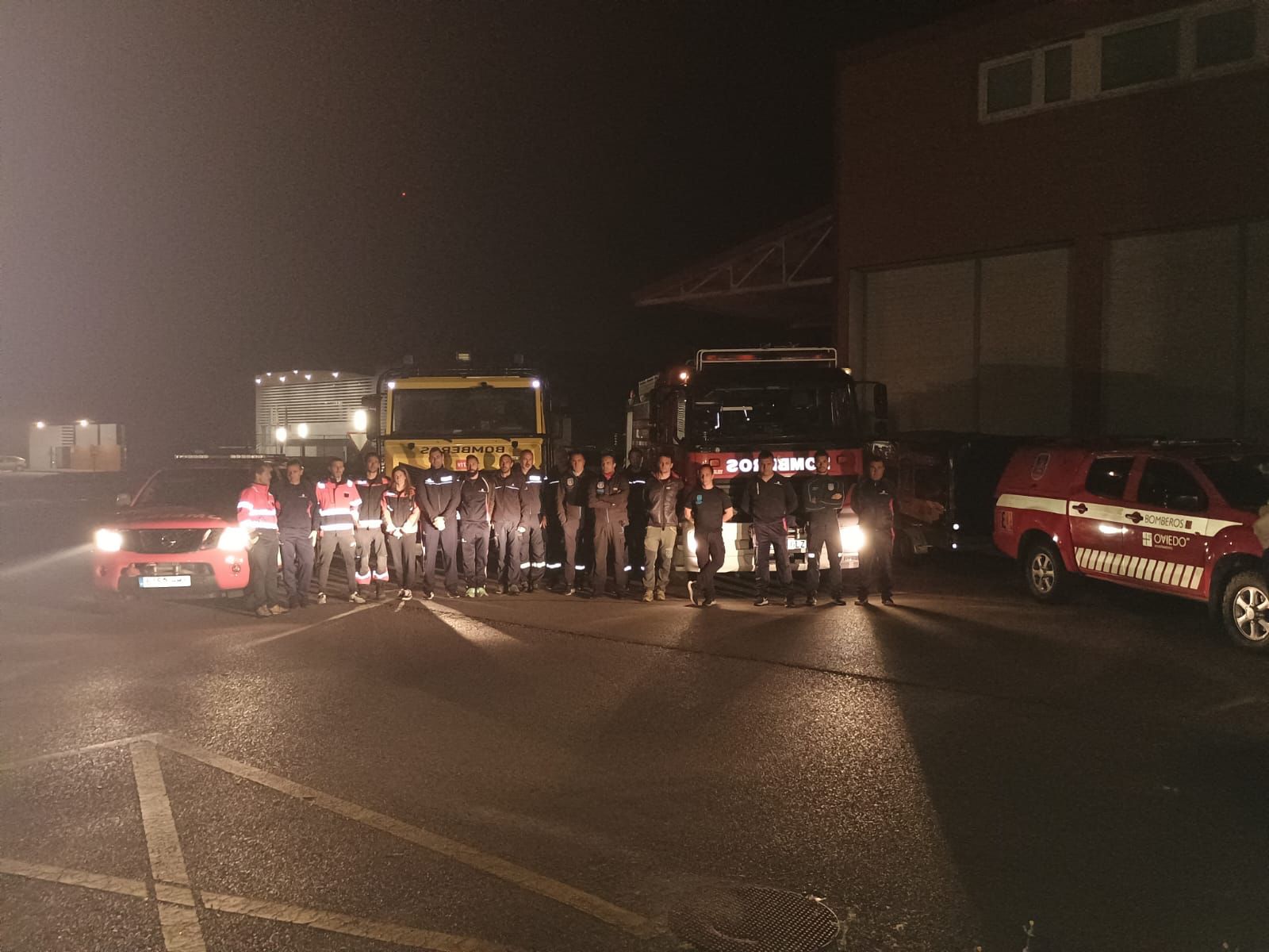 El Servicio de Emergencias del Principado ha enviado a Valencia dos contingentes de bomberos. El último, con 19 efectivos y una gran dotación de material específico. Están desplegados en las zonas más castigadas, achicando garajes y sótanos donde el agua llega a superar los dos metros. 