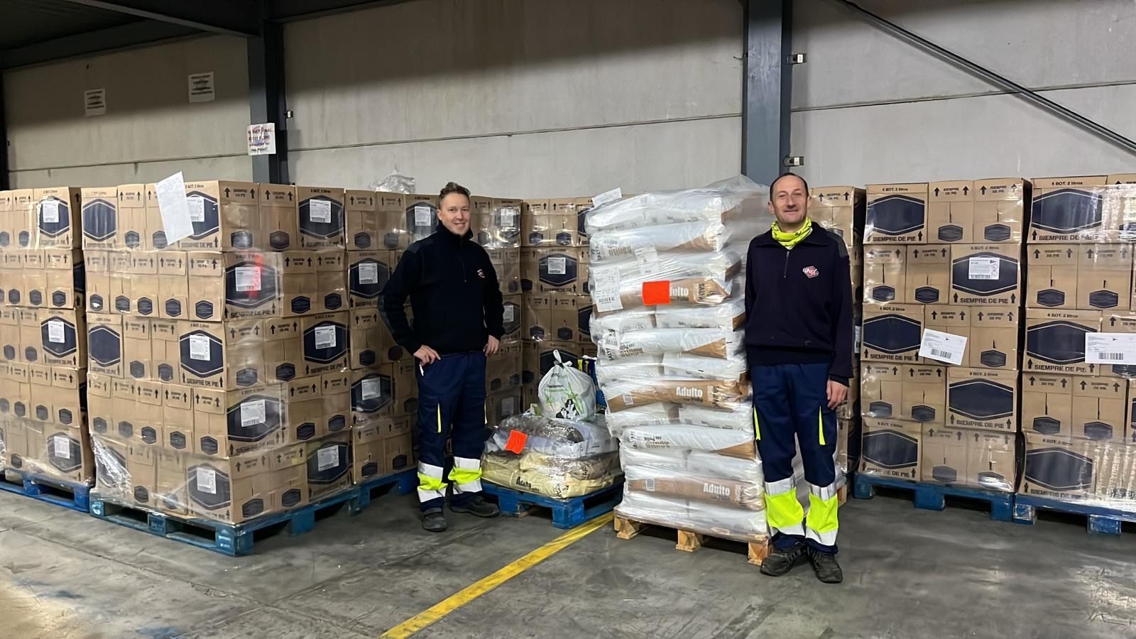 Un grupo de empresarios unió esfuerzos para, desde la nave de Asturquimia en Sariego, llenar un tráiler de material y productos de limpieza.