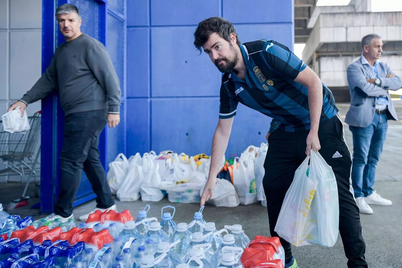 El Real Oviedo promovió una subasta de camisetas y una campaña de recogida de alimentos: 13.000 litros de agua y 2.000 de leche.