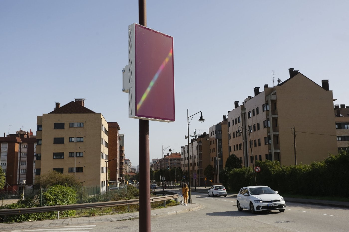 Panel que informará sobre el funcionamiento de la zona de bajas emisiones de Gijón.