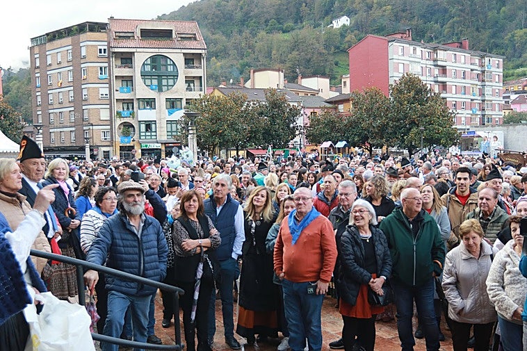 Vecinos y visitantes, siguiendo la puya el ramu tras la misa por San Martín.