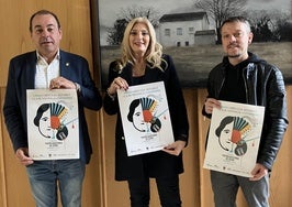 Aurora Cienfuegos, con Valentín Fernández y Miguel Ángel Montenegro, durante la presentación de la semifinal del Premio de Canción Asturiana Obdulia Álvarez 'La Busdonga'.