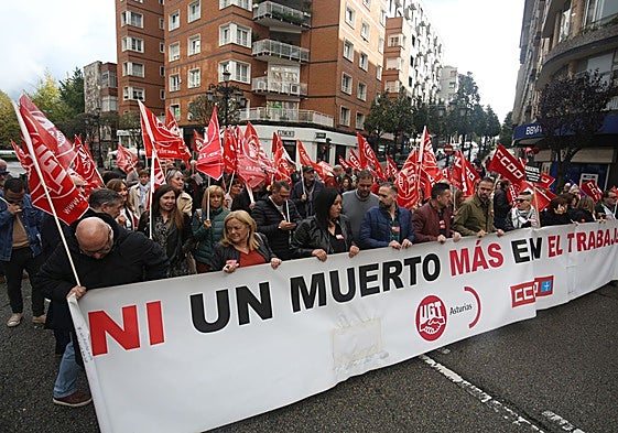 Concentración de los sindicatos contra la siniestralidad laboral, en Oviedo.