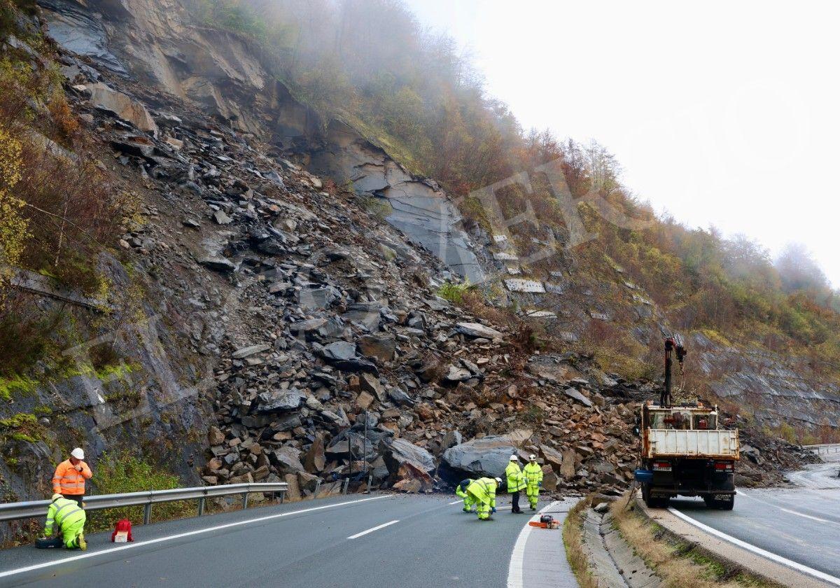 Operarios trabajan en la zona del argayo que corta la autopista del Huerna.