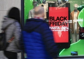 Escaparate de una tienda de ropa donde se muestra el descuento de algunas prendas con motivo del 'Black friday'.