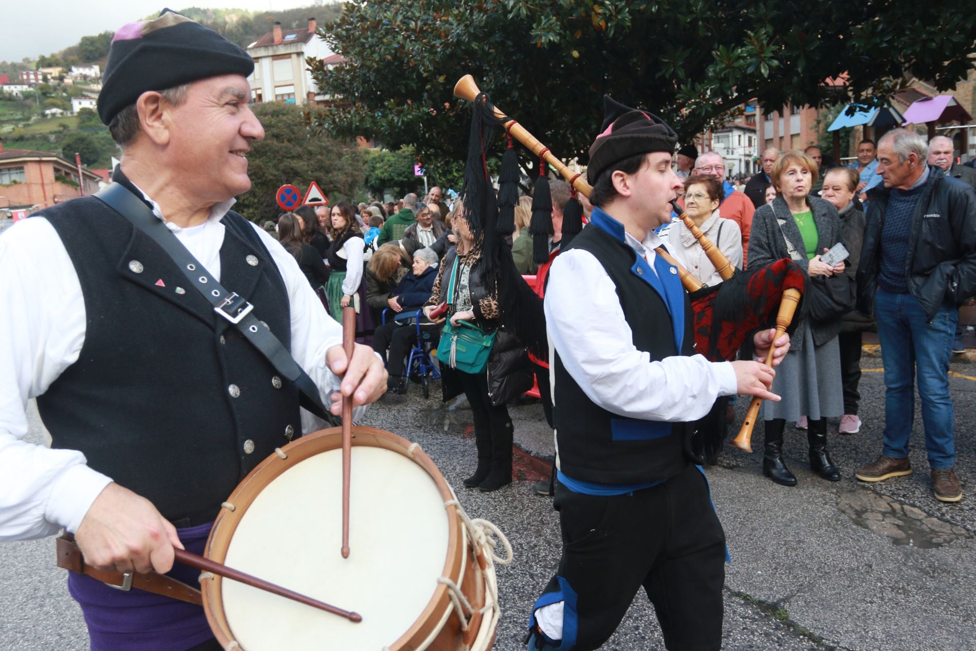 Moreda de Aller se echa a las calles para celebrar los Humanitarios