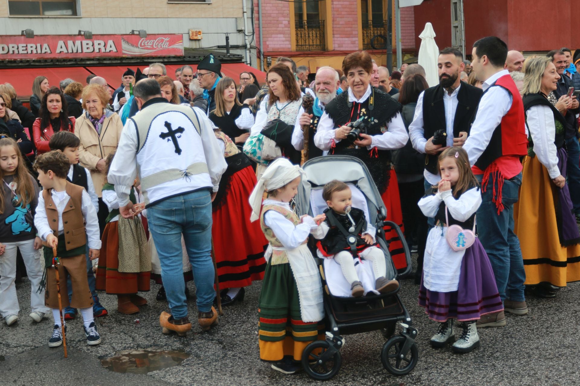 Moreda de Aller se echa a las calles para celebrar los Humanitarios