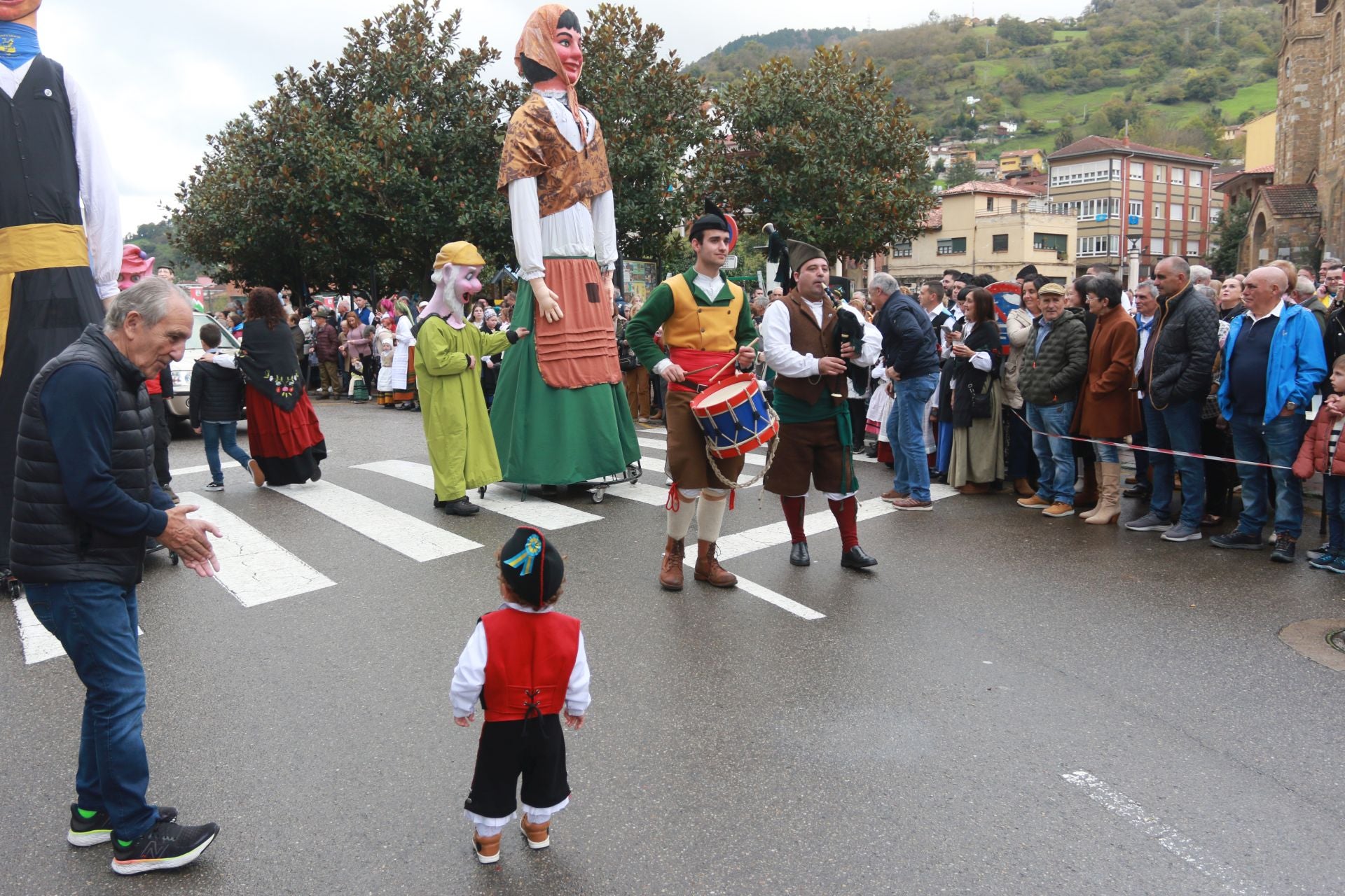 Moreda de Aller se echa a las calles para celebrar los Humanitarios