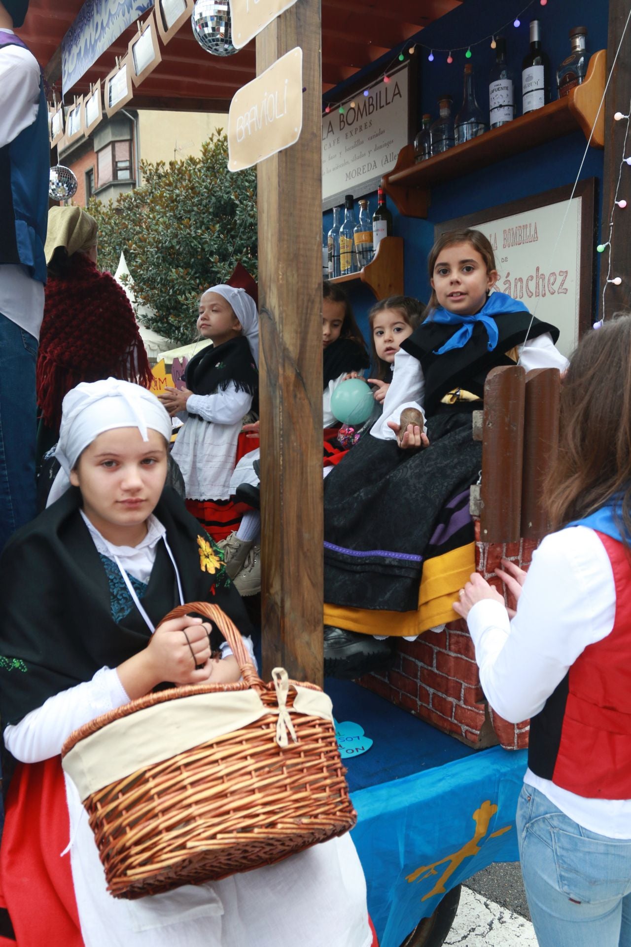 Moreda de Aller se echa a las calles para celebrar los Humanitarios