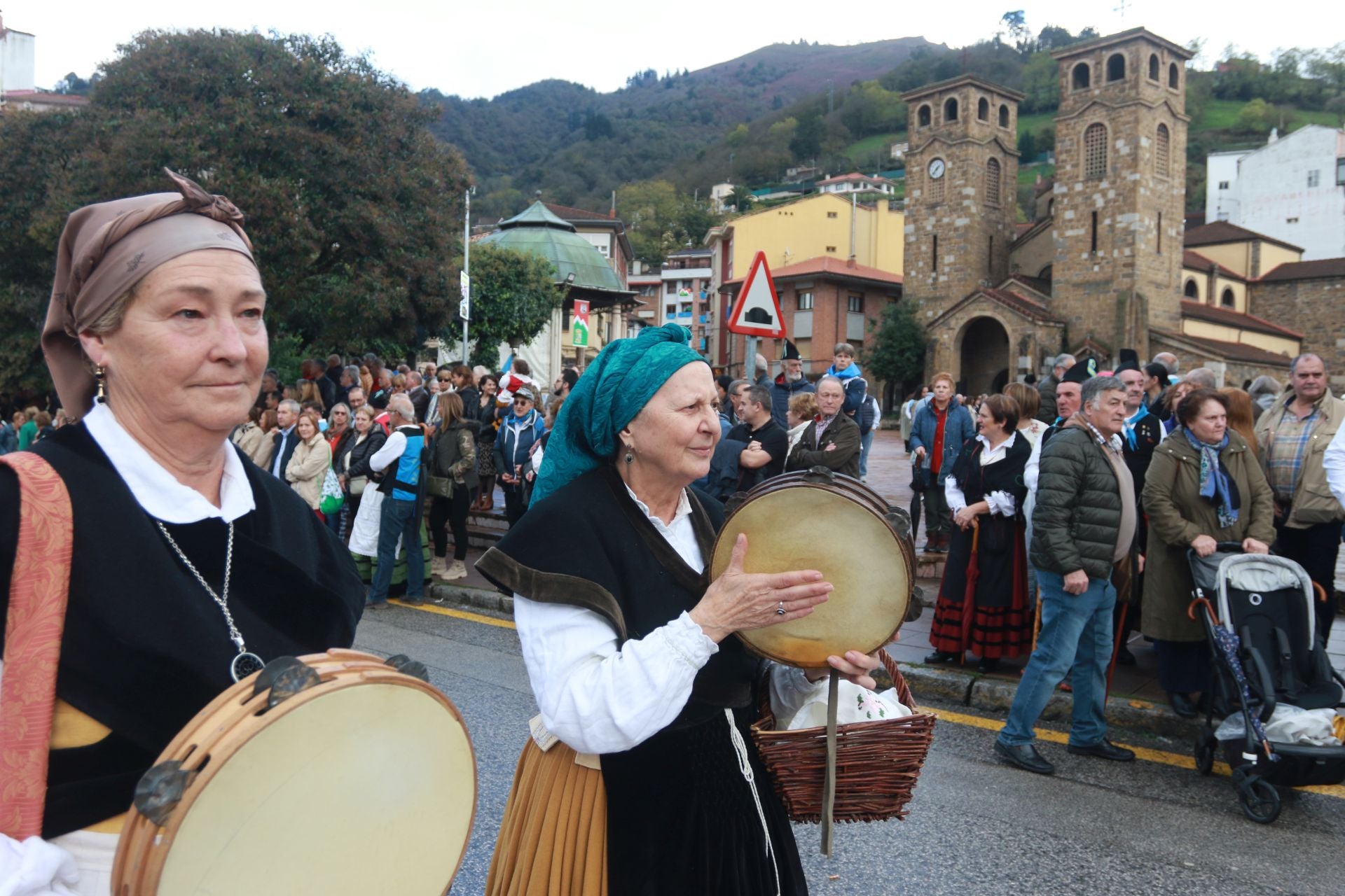 Moreda de Aller se echa a las calles para celebrar los Humanitarios