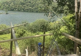 Trabajos para la creación de un parque junto al embalse de Rioseco, en Sobrescobio.