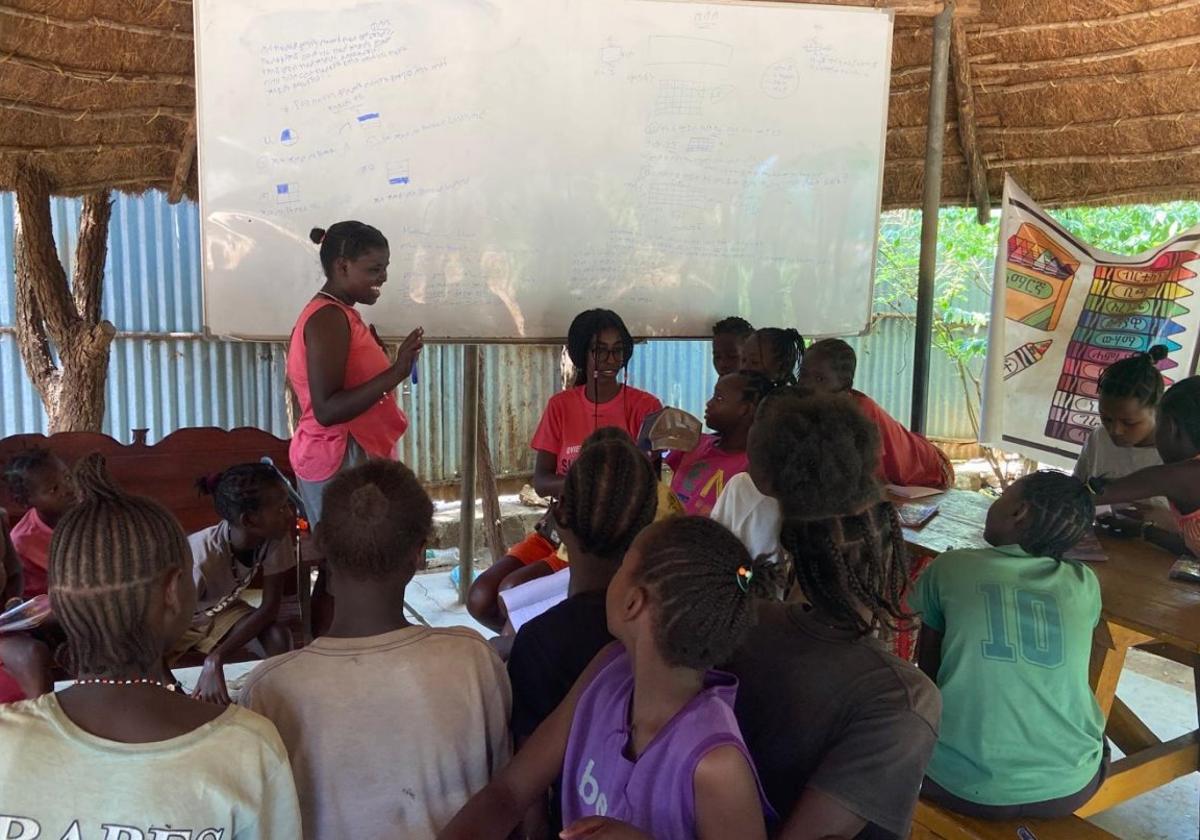 Las niñas que participan en el proyecto, durante una de las clases.