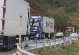 Tráfico denso en la carretera de Pajares esta mañana.