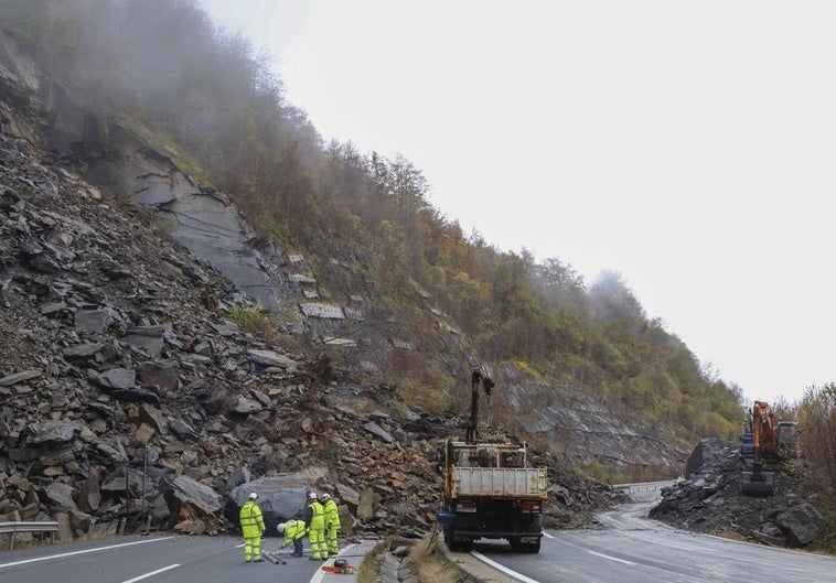 Los operarios trabajan sin descanso en la ladera y ayer lograron abrir un paso (a la derecha de la imagen)  para seguir con los trabajos.