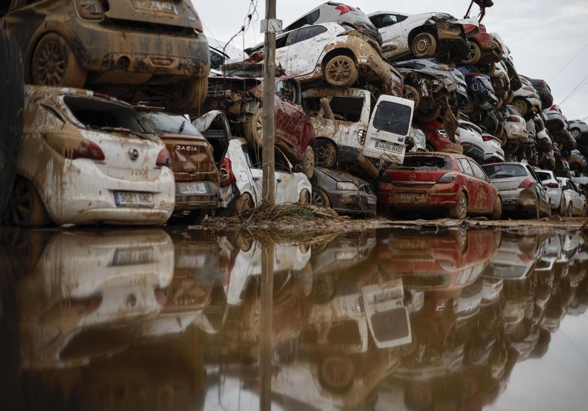 Varios coches, que fueron arrastrados por el agua tras el paso de la DANA, almacenados en un descampado en Paiporta, Valencia.