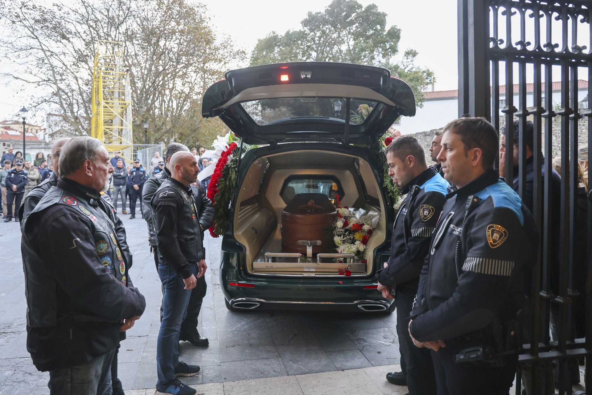 Multitudinario adiós en Gijón al Policía Local Gilberto González