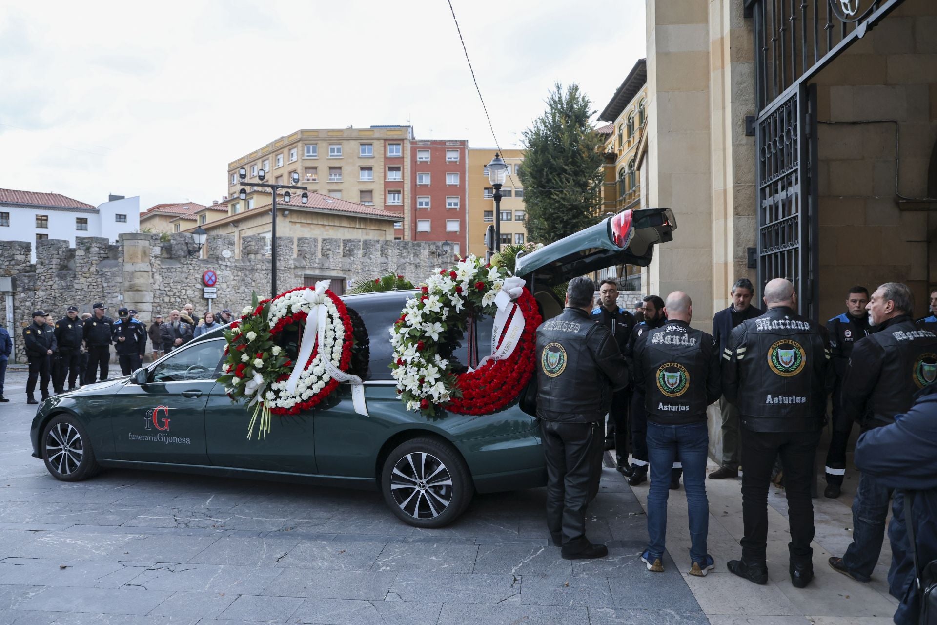 Multitudinario adiós en Gijón al Policía Local Gilberto González