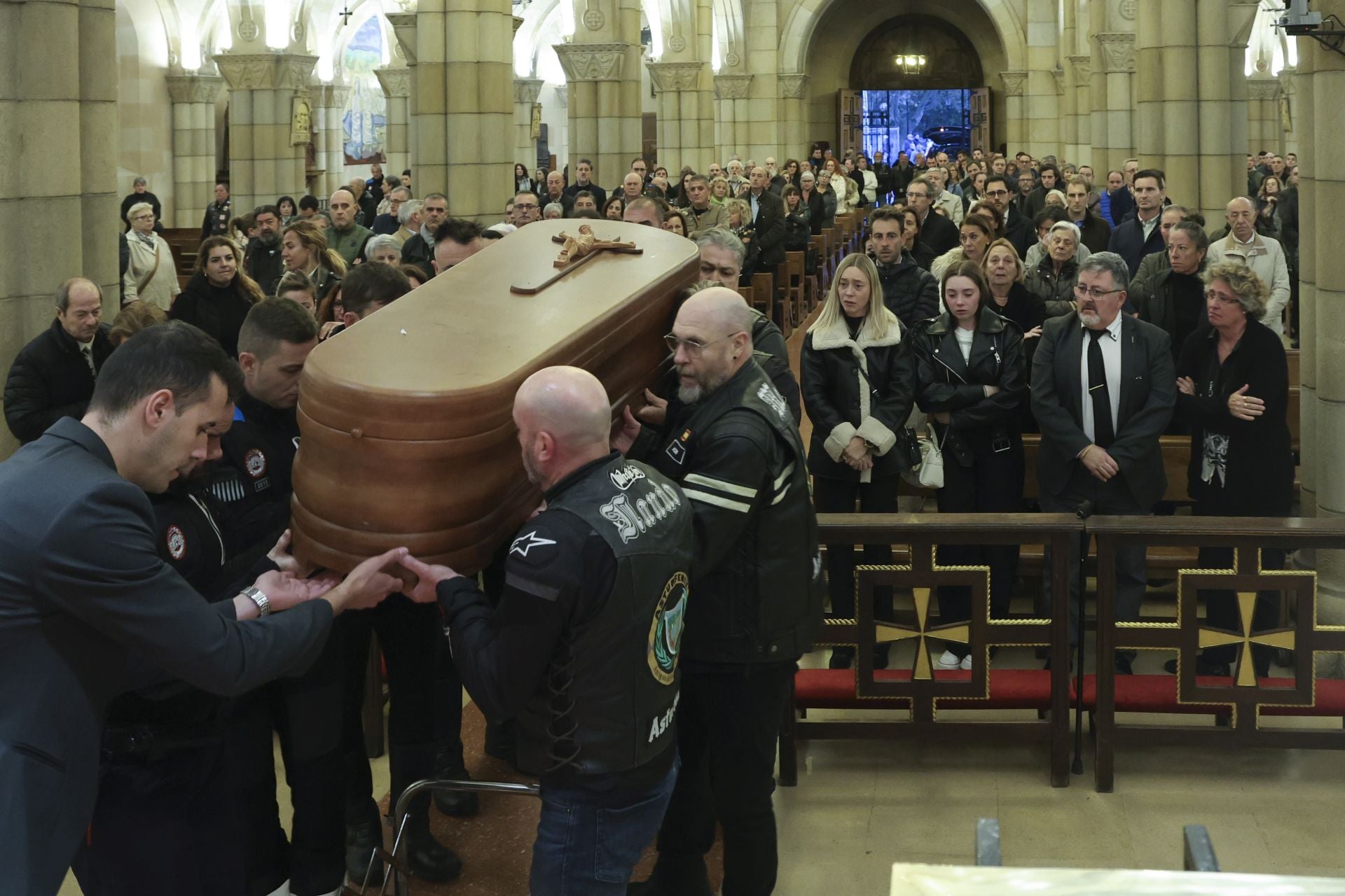 Multitudinario adiós en Gijón al Policía Local Gilberto González