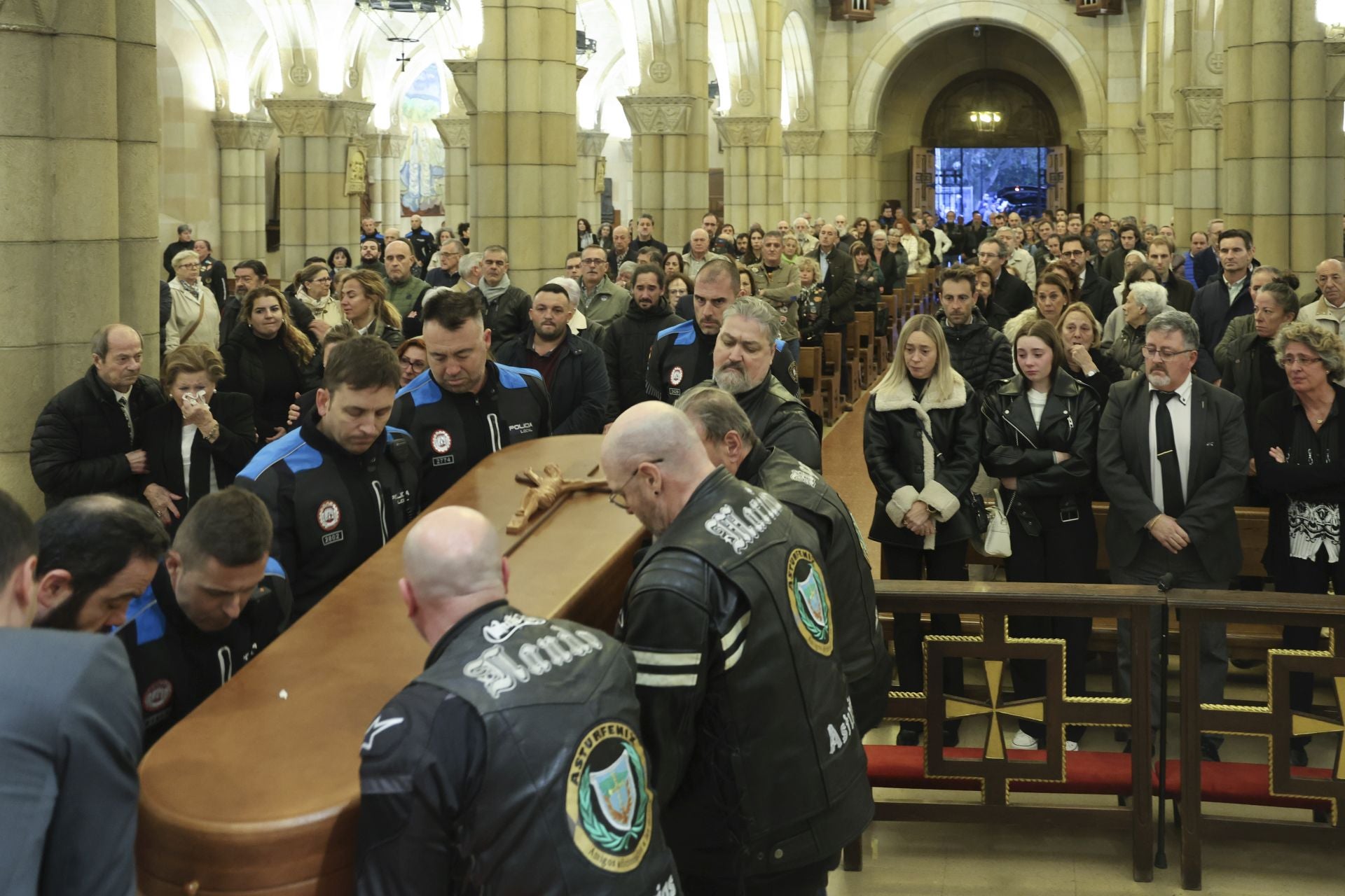 Multitudinario adiós en Gijón al Policía Local Gilberto González