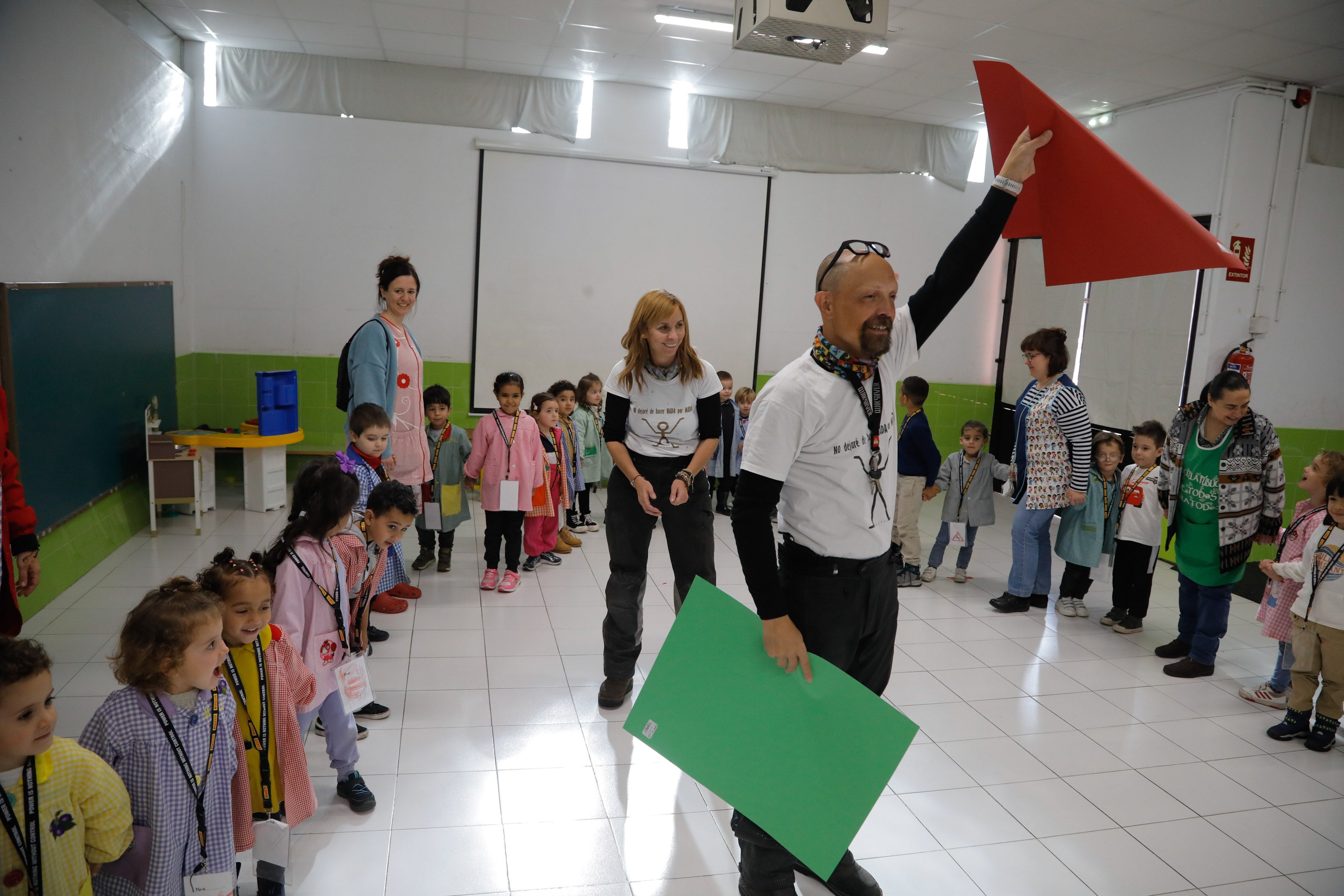Los motoristas Elsi Rider y Carlos Muñiz durante uno de los juegos de seguridad vial en la escuela infantil José Zorrilla