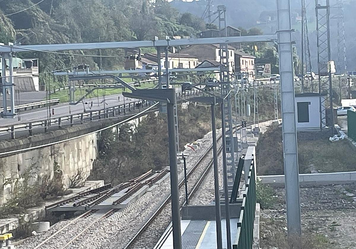 La salida de la estación de Los Llerones, donde pueden verse a la izquierda tramos todavía sin encajar.