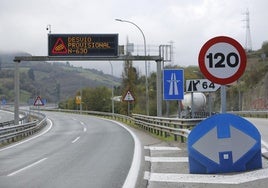 La alternativa al tránsito apuntan sin duda alguna a la N-630 como vía principal de conexión con la meseta. Así puede verse en los carteles esta mañana en Pajares.