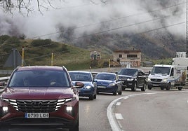 Caravana de coches en la subida al puerto de Pajares, ruta alternativa a la autopista del Huerna (AP-66), cortada por un argayo.