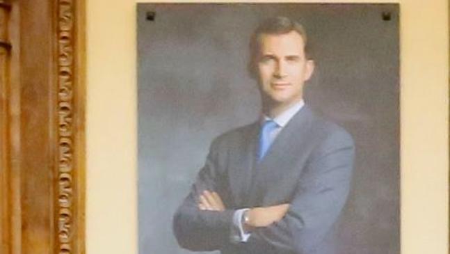 Imagen antes - El retrato del Rey Felipe VI que estaba en el Ayuntamiento de Gijón y el que se ha colocado ahora.