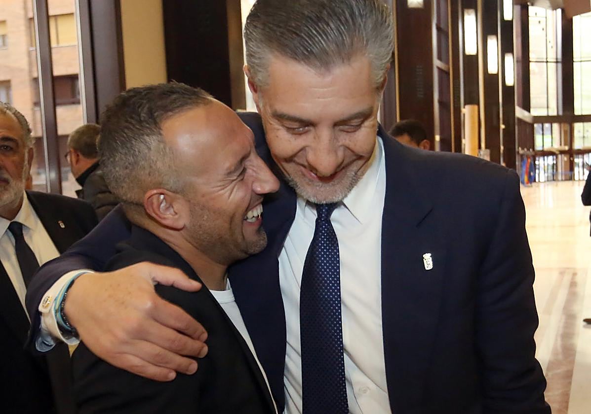 Santi Cazorla y el presidente, Martín Peláez.