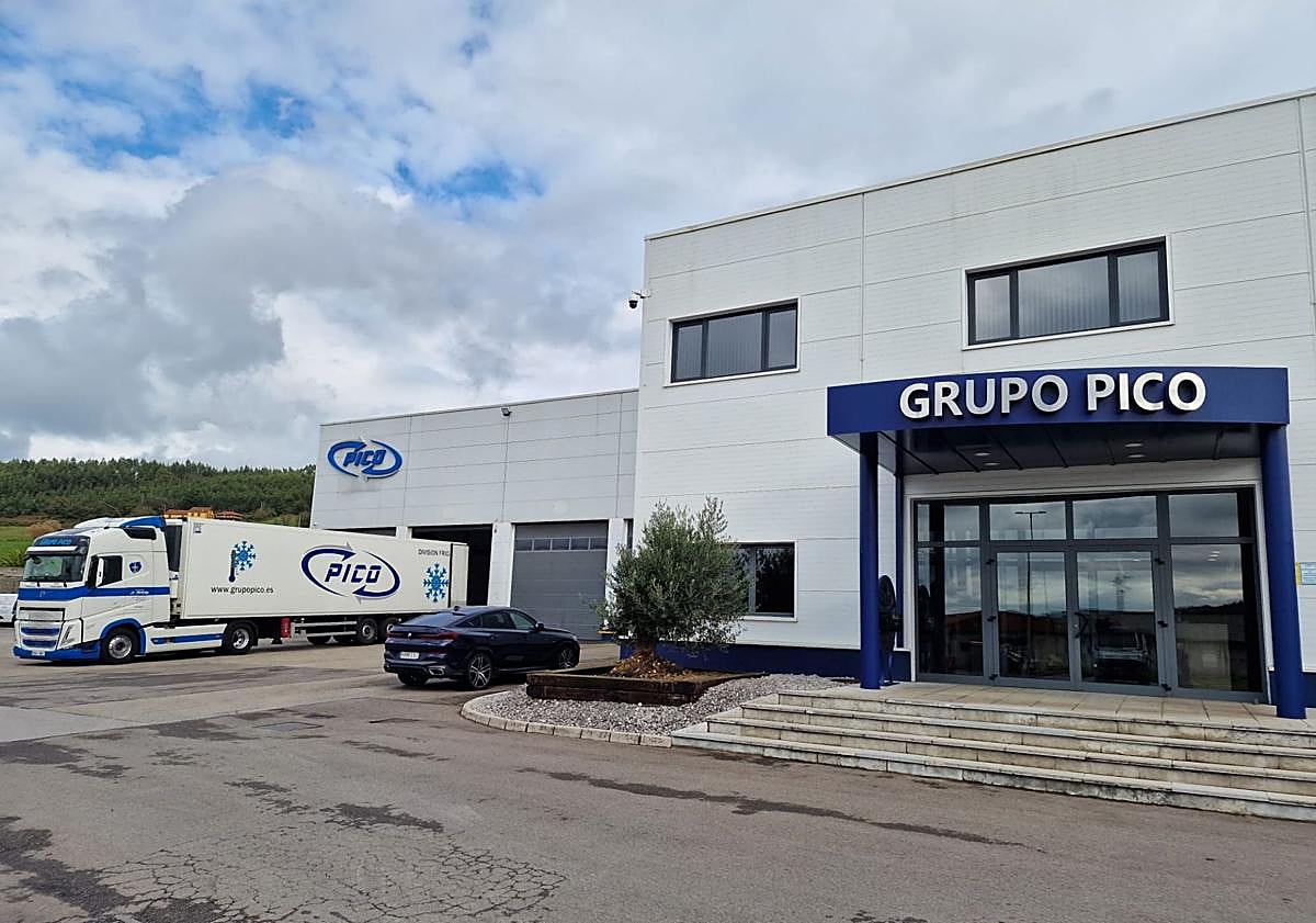 Imagen principal - 1.- La empresa Grupo Pico; 2.- el material que recogen para llevar a las zonas afectadas; 3.- las labores de uno de sus operarios montando el material en el camión.