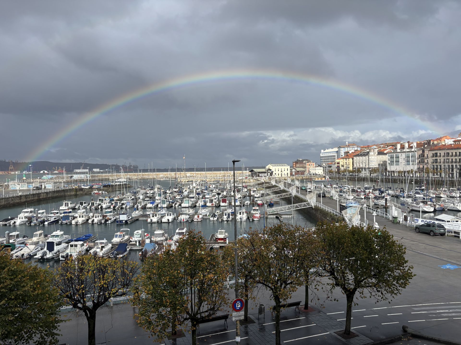 Las espectaculares imágenes del arcoíris con el que amaneció Gijón