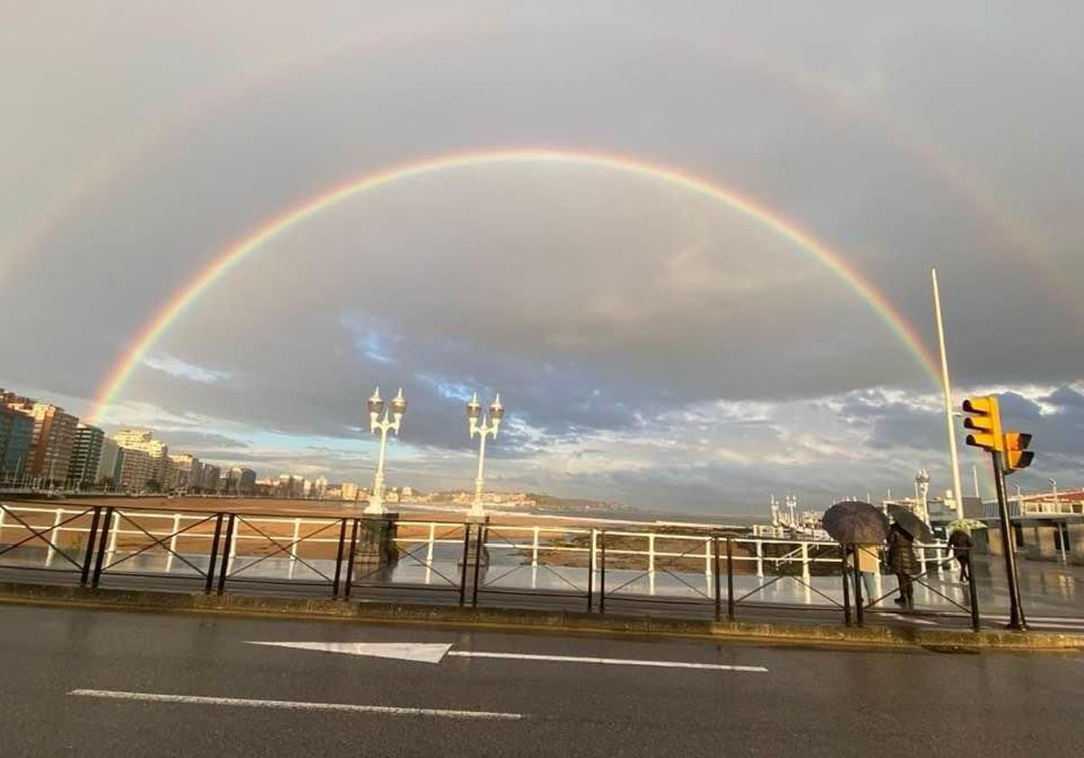 Las espectaculares imágenes del arcoíris con el que amaneció Gijón