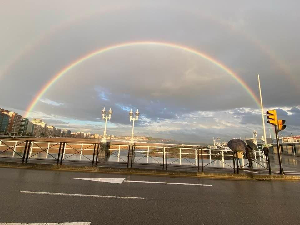 Las espectaculares imágenes del arcoíris con el que amaneció Gijón