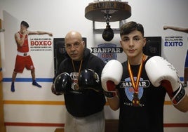 Andrés Santurio Parapar y su hijo Aarón Santurio Pardo, con sus respectivas medallas nacionales.