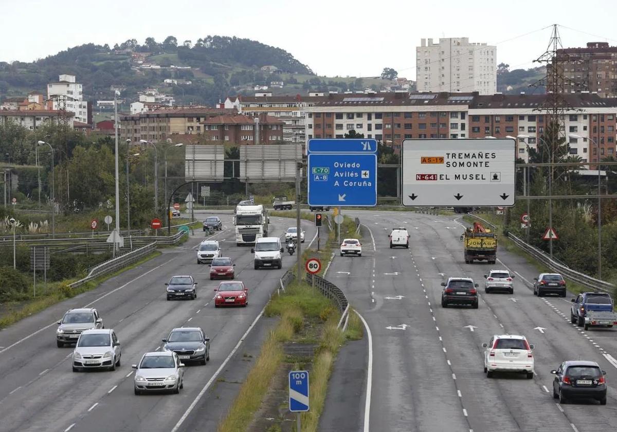 Camiones circulando por la avenida del Príncipe de Asturias.