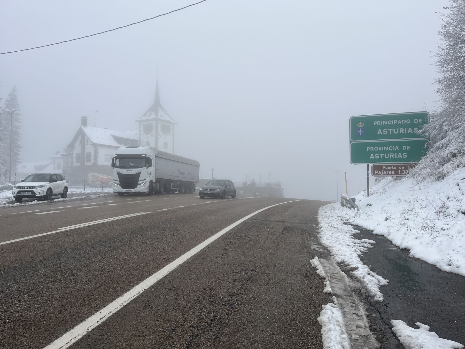 La nieve cubre el puerto de Pajares