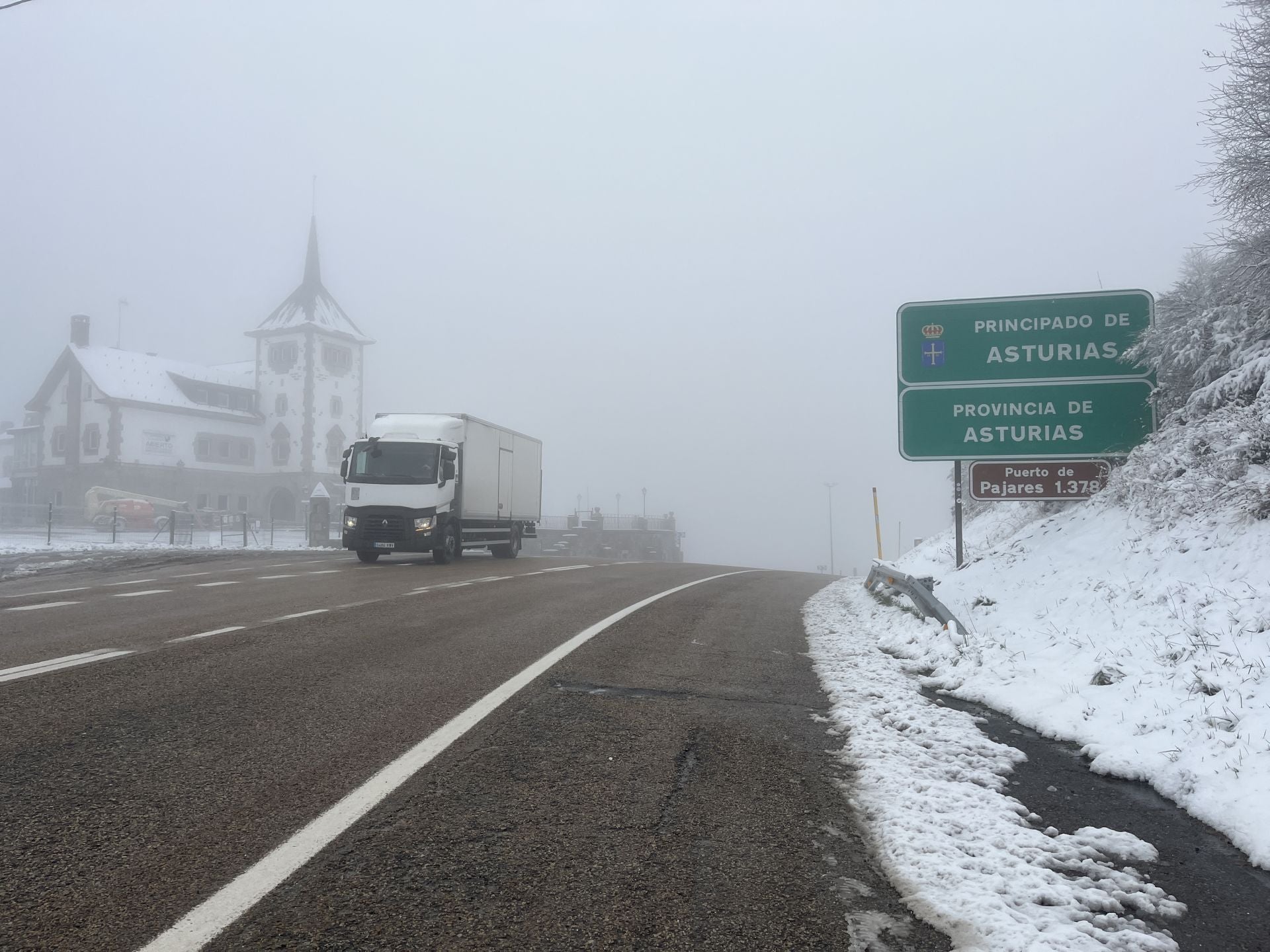 La nieve cubre el puerto de Pajares