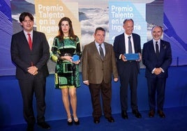 El consejero Borja Sánchez; la galardonada en la categoría Futuro, Cristina León; el presidente de la Fundación Caja Rural de Asturias, Fernando Martínez; el premiado por su trayectoria, Javier Sáenz de Jubera, y el rector de la Universidad de Oviedo, Ignacio Villaverde.