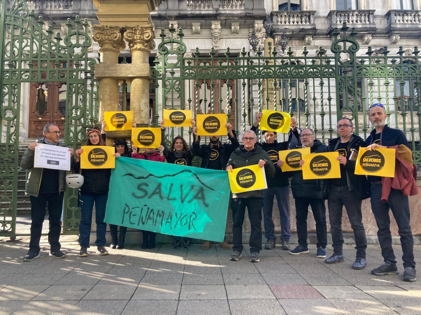 Miembros de la Plataforma Salvemos Peñamayor, ante la Junta General del Principado de Asturias.