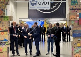 Empresarios y autoridades cortan la cinta que simboliza la inauguración oficial del centro logístico de Amazon en Siero.