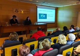 La conferencia del la psiquiatra Sara Martínez Barrondo en el Aula de Cultura de LA VOZ DE AVILÉS fue todo un éxito de público.